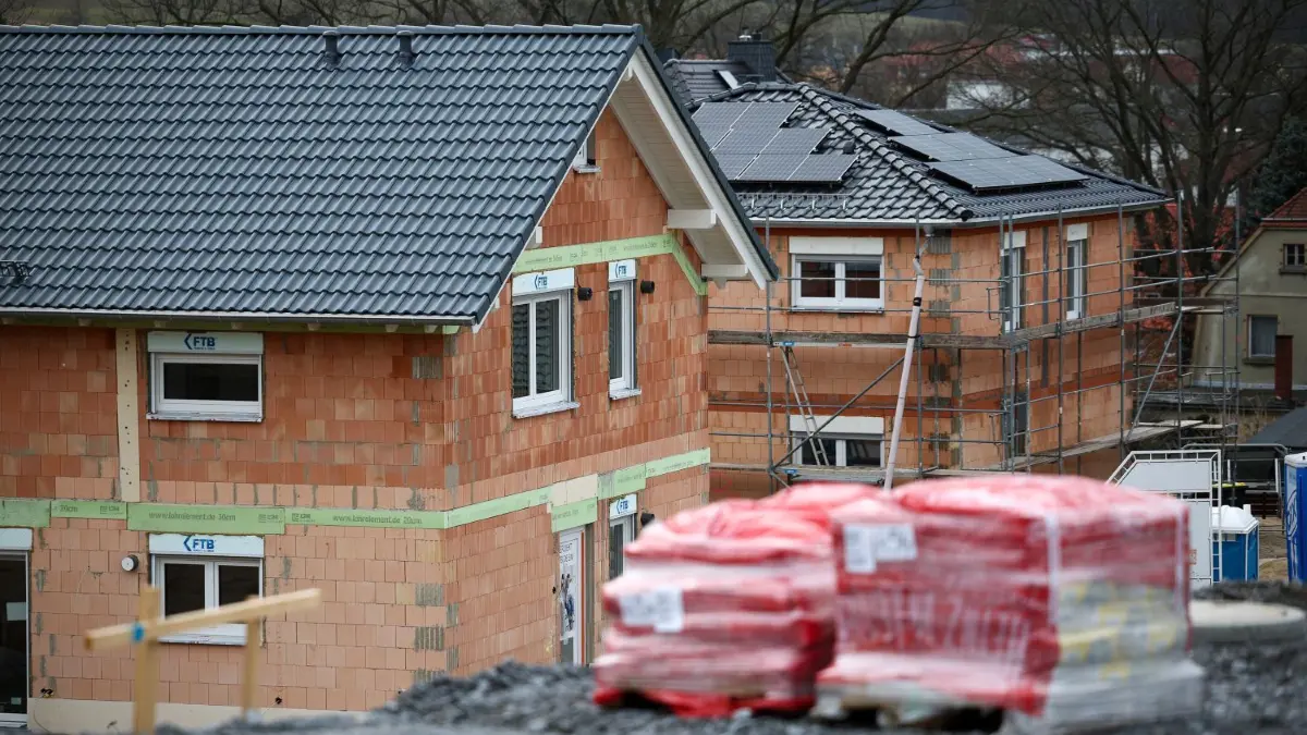 ARCHIV - 05.02.2024, Sachsen, Großröhrsdorf: Zwei Einfamilienhäuser entstehen in einem Baugebiet in einer sächsischen Gemeinde. (zu dpa: «Erster Landkreis startet mit digitalen Bauanträgen») Foto: Jan Woitas/dpa +++ dpa-Bildfunk +++