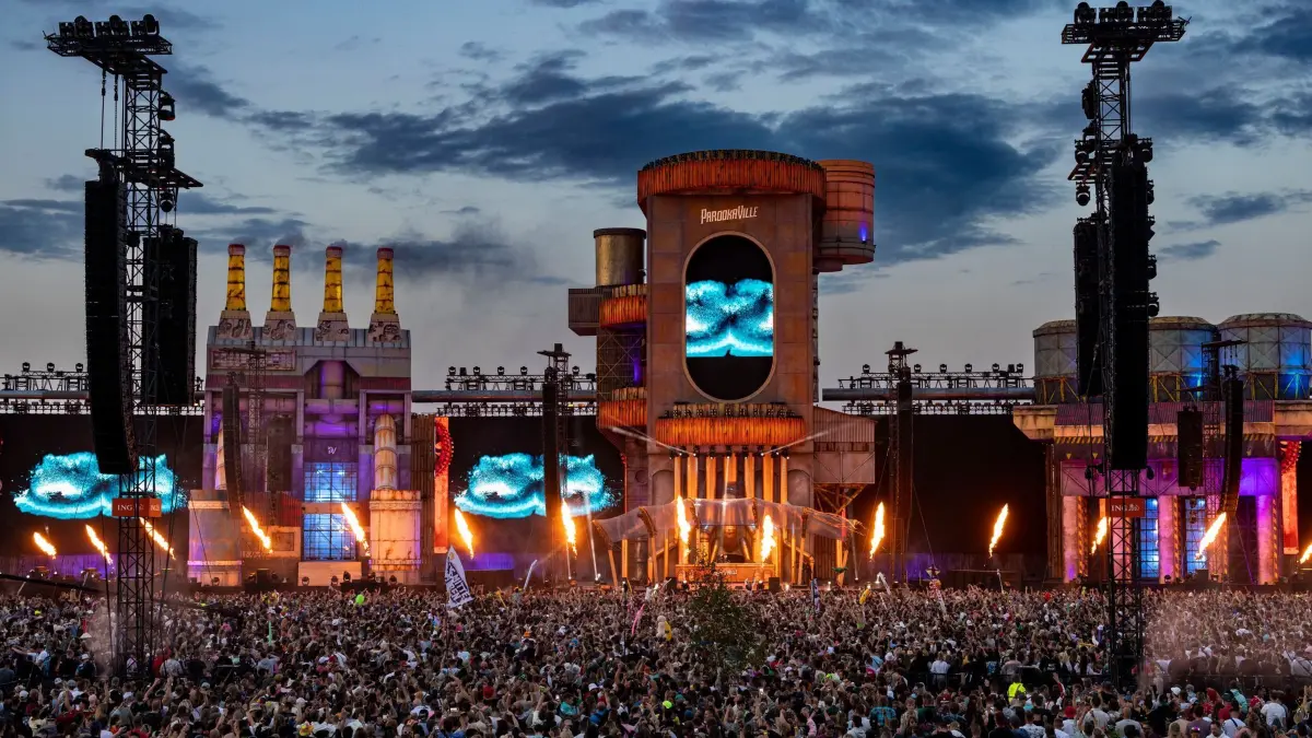 Parookaville–Festival für Elektronische Musik 2023: ARCHIV - 21.07.2023, Nordrhein-Westfalen, Weeze: Der schwedische DJ Alesso, bürgerlich Alessandro Rodolfo Renato Lindblad, bei seinem Auftritt auf der Mainstage, Feuerwerk wird gezündet. Das Parookaville ist eines der größten Elektro-Festivals in Europa. (zu dpa: «Viele Festivals und bunte Mischung in NRW») Foto: Christoph Reichwein/dpa +++ dpa-Bildfunk +++
