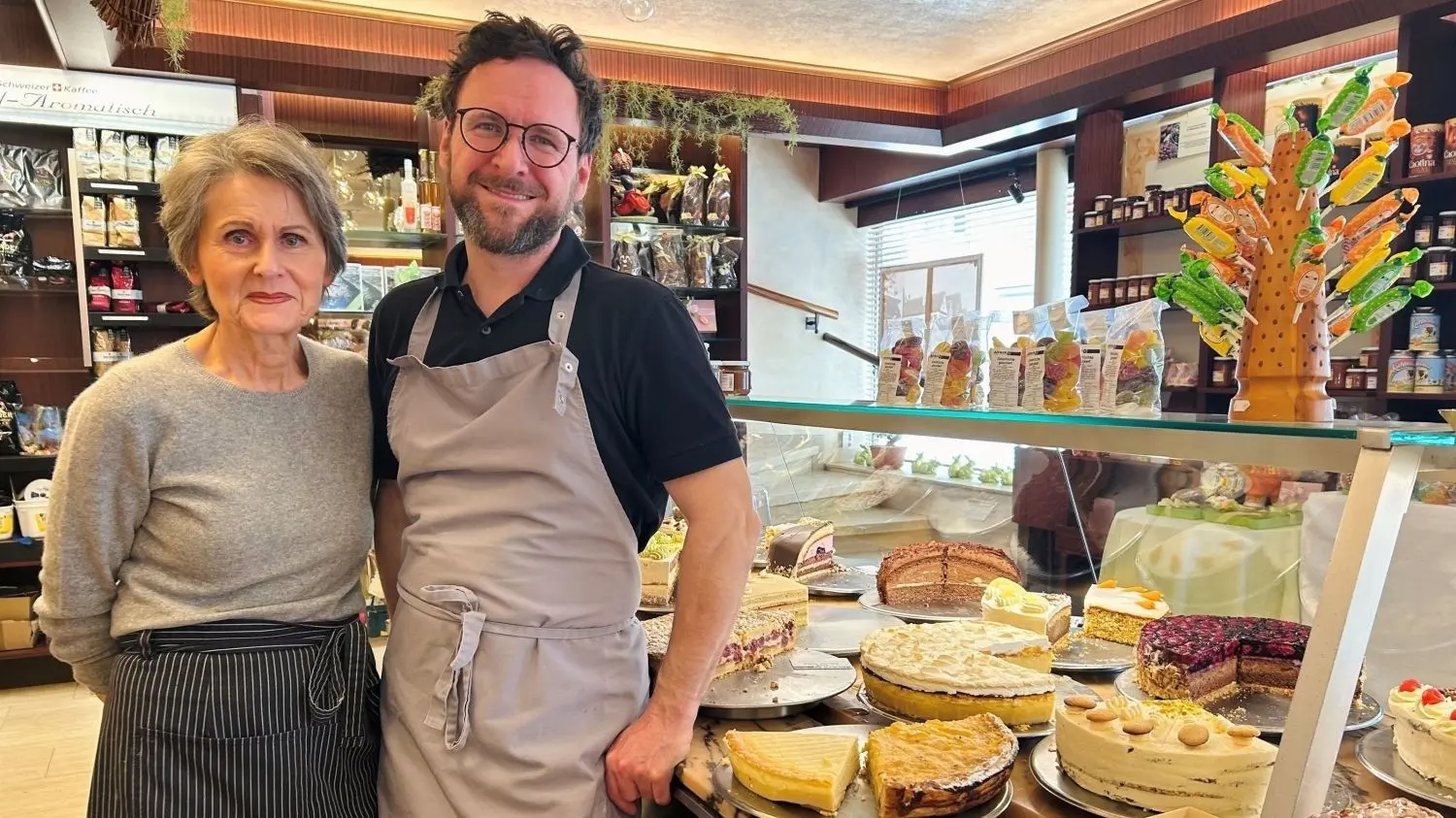 Konditormeister Thomas Röcker und seine Mutter Christina. Sie bevorzugt immer Marzipan-Torte. Und das sehr wohl auch an Ostern.