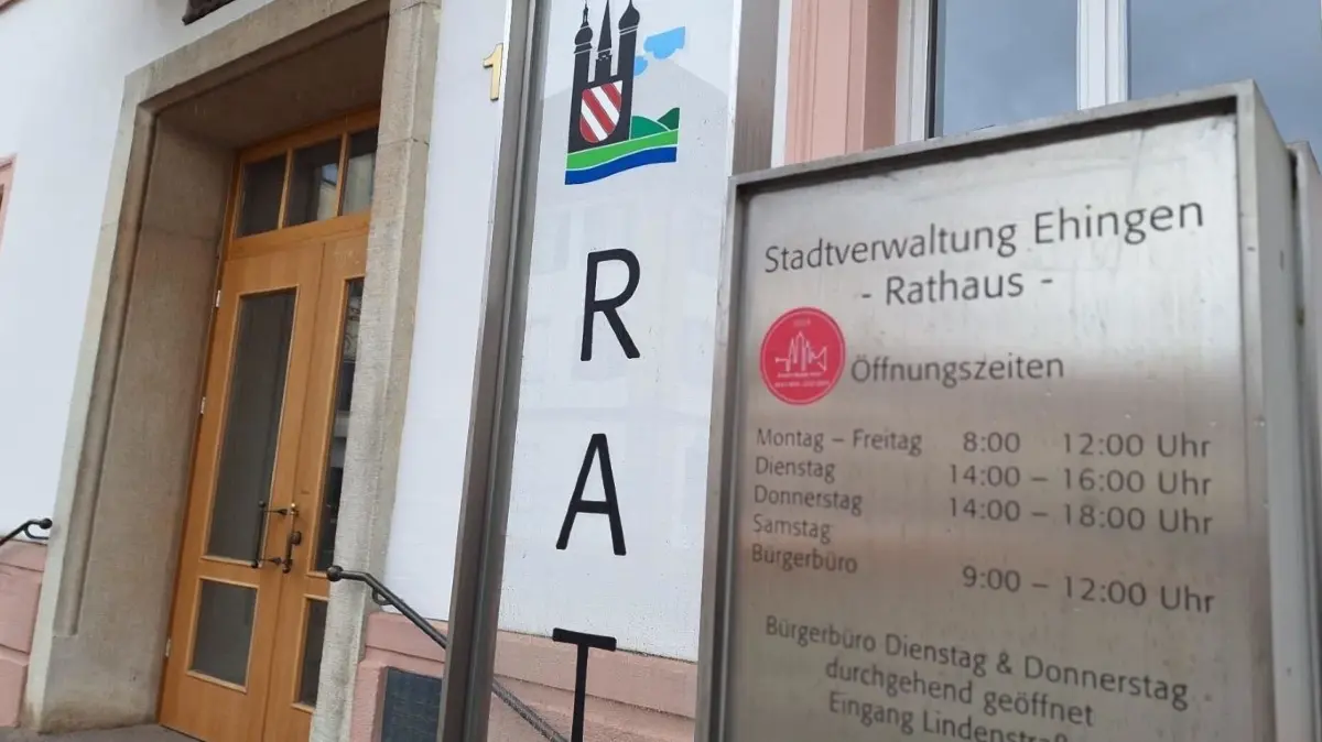 Der Eingang zum Ehinger Rathaus. Die Stadt hat derzeit viele offene Stellen im Baudezernat.