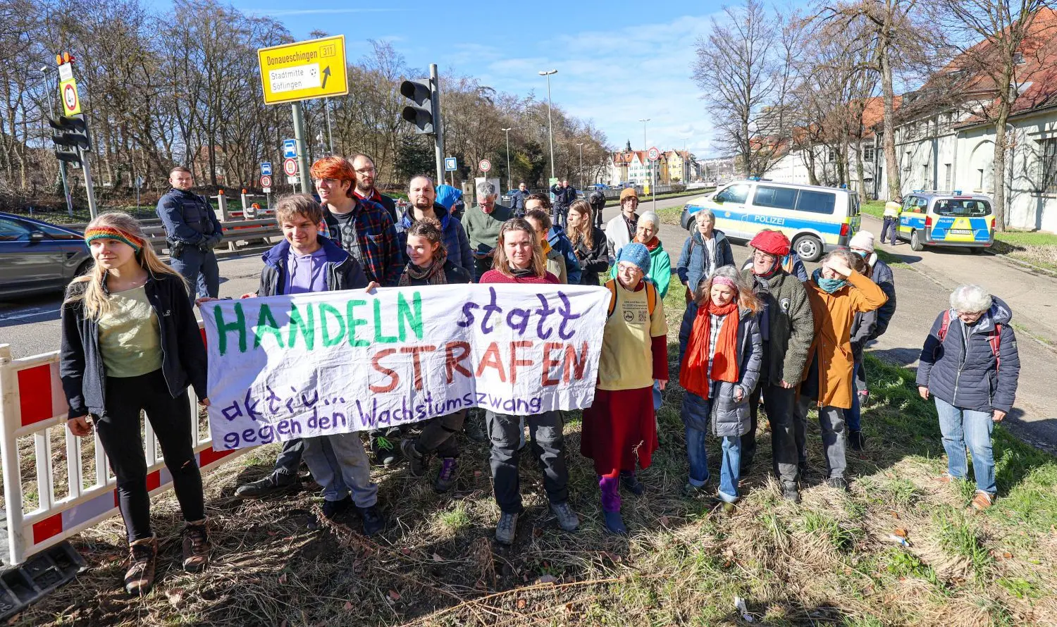 Bis 13 Uhr waren insgesamt rund 25 Aktivisten gekommen, um sich bei der anschließenden Kundgebung nochmal fürs Thema stark zu machen: „Verkehrswende gehört in andere Hände - Klimagerechtigkeit jetzt. aber zackig!“ forderten sie lautstark auf.