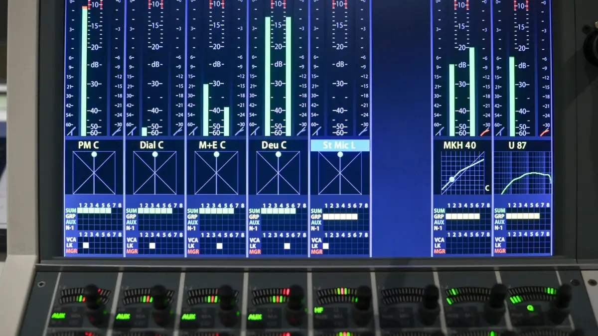 Technik in einem Synchron–Studio: ARCHIV - 25.03.2021, Berlin: Ein Tonpult bei Synchronaufnahmen in einem Studio der Arena Synchron. Synchronisierte Fassungen haben im deutschen Fernsehen eine lange Tradition. Serien und Streaming boomen seit Jahren und es wird derzeit international viel produziert. Deshalb haben Synchronstudios viel zu tun. Statt mit Dialogbüchern aus Papier wird bei Arena Synchron mit Monitoren gearbeitet. (zu dpa: «Synchronsprecher und KI: «Vielleicht sind wir die letzte Generation»») Foto: Jens Kalaene/dpa-Zentralbild/dpa +++ dpa-Bildfunk +++