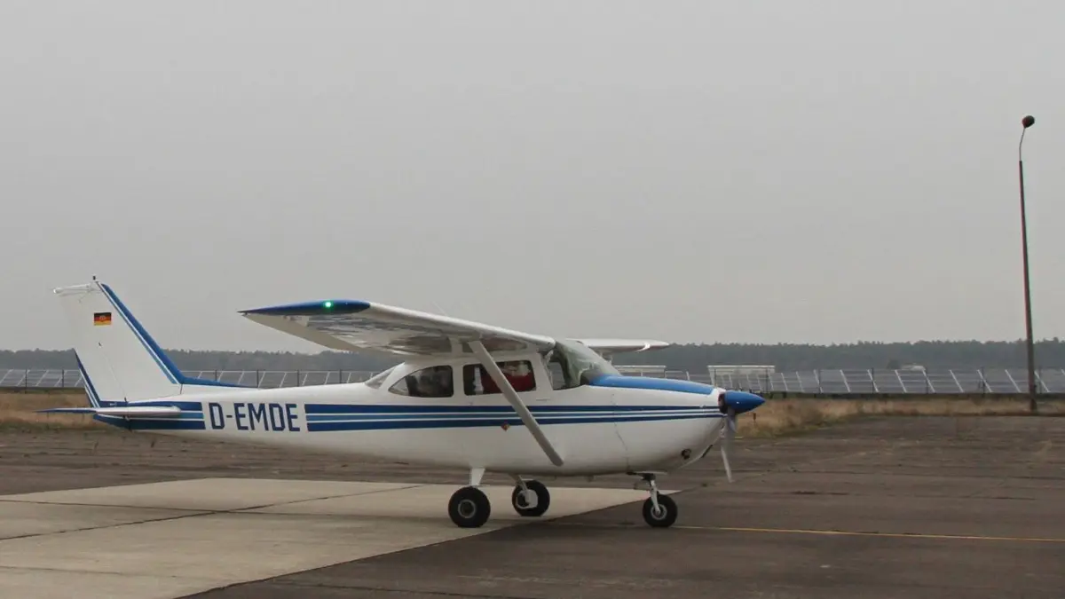 Gleich gehts raus aus der engen Kabine: Der Weihnachtsmann kam per Cessna 172 aus Finnland auf dem Flugplatz von Neuhardenberg an.
Gleich gehts raus aus der engen Kabine: Der Weihnachtsmann kam per Cessna 127 aus Finnland auf dem Flugplatz von Neuhardenberg an.