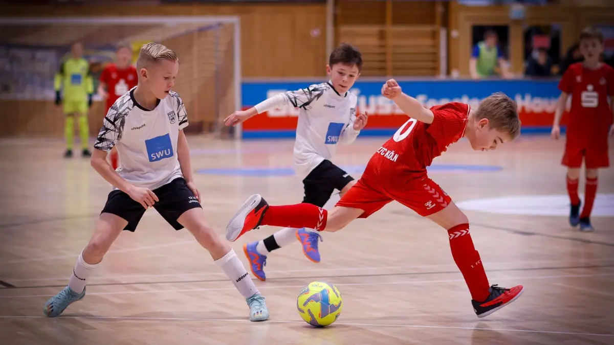 Spektakulär und packend: Der U11-Eurocup steigt nach einer langen Pandemie-Pause wieder. An diesem Wochenende spielen lokale und internationale Nachwuchstalente in Elchingen. Und in der Brühlhalle fiebern alle mit.
U11-Eurocup in der Brühlhalle in Elchingen: Bitte Impressionen