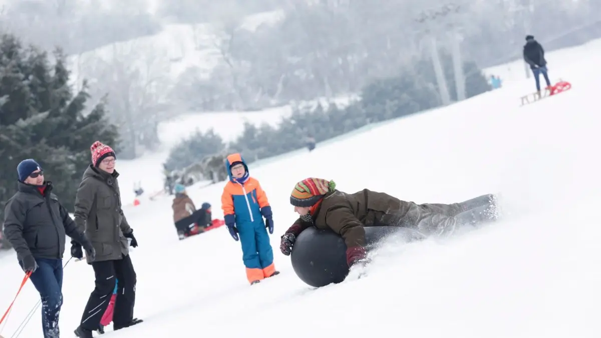 Rodeln, Skifahren, Langlauf oder Wandern: Wer Lust auf Winter hat, kann ihn auch auf der Schwäbischen Alb so richtig genießen.
Schmuckbild - Winterfreuden in der verschneiten Winterlandschaft auf der Schwäbischen Alb. Hier: Wintersport am Skilift Halde in Westerheim.