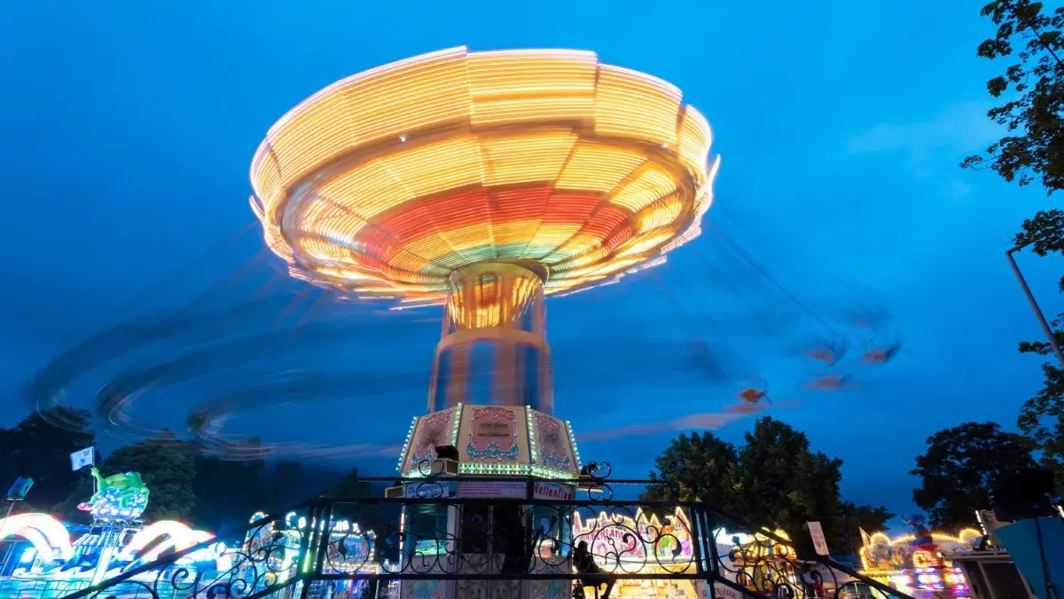 Ist Frühlingsfest, dann pack’ besser den Regenschirm ein. Die alte Geislinger Wetterregel schien zunächst auch diesmal zu gelten. Kaum hatte das Fest so richtig begonnen, kam schon der Regen. Die Geislinger ließen sich die Freude am Rummel aber nicht verwässern.
Geislingen, 67. Geislinger Frühlingsfest auf dem TVA-Parkplatz in Altenstadt.