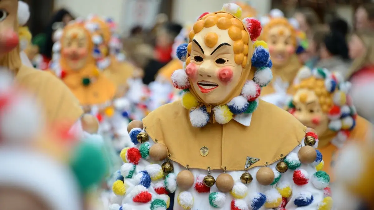 Munderkingen lässt sich seine Fasnet von den Geschehnissen in Hanau nicht verderben. Tausende Zuschauer verfolgen den Umzug von Zünften und originellen Gruppen.