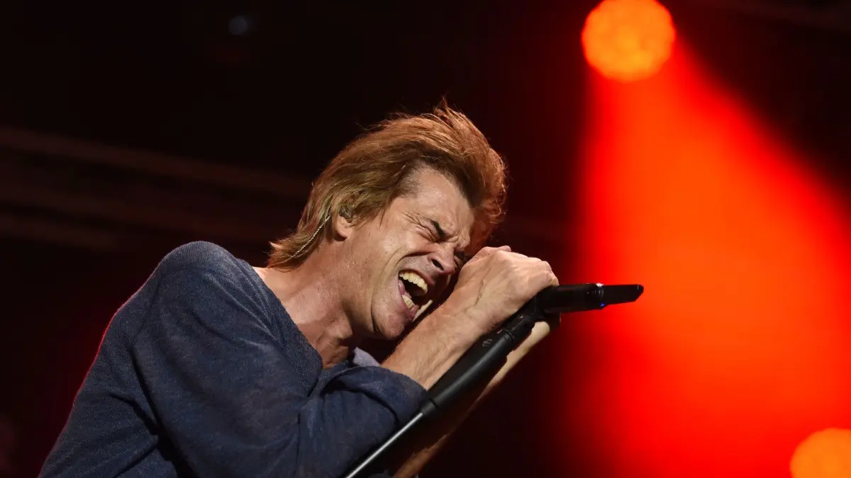 Endlich sind sie da: Die Toten Hosen rund um Sänger Campino.
03.09.2018, Sachsen, Chemnitz: Sänger Campino von der Rockband "Die Toten Hosen" steht bei einem Konzert unter dem Motto «#wirsindmehr» auf dem Parkplatz vor der Johanniskirche auf der Bühne. Bei dem Konzert wollen unter anderem Marteria und Casper, Kraftclub und die Toten Hosen auftreten. Die Bands wollen damit ein Zeichen gegen Rassismus, Ausländerfeindlichkeit und Gewalt setzen. Foto: Sebastian Kahnert/dpa +++ dpa-Bildfunk +++