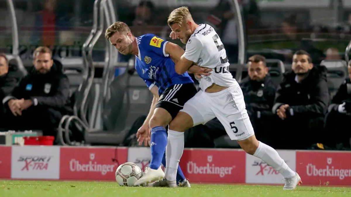 Der SSV Ulm 1846 Fußball hat es im Spitzenspiel gegen Saarbrücken verpasst, sich an den Saarländern vorbeizuschieben. Die Spatzen kassierten in der Nachspielzeit den Ausgleich. Eine bittere Pille für die Mannschaft von Trainer Holger Bachthaler kurz vor dem DFB-Pokal-Spiel gegen Fortuna Düsseldorf am Dienstag. Die Stimmung im Donaustadion aber konnte sich schon sehen lassen, wenngleich einige Saarbrücker mit Pyrotechnik über die Stränge schlugen.
Sebastian Jacob ( 1.FC Saarbruecken ) Johannes Reichert (SSV Ulm 1846), SSV Ulm 1846 Fussball vs 1.FC Saarbruecken, DFB regulations prohibit any use of photographs as image sequences and/or quasi-video., SSV Ulm 1846 Fussball vs 1.FC Saarbruecken, Fussball, GER, Regionalliga Suedwest, 2018/2019, 26.10.2018 Ulm *** Sebastian Jacob 1 FC Saarbruecken Johannes Reichert SSV Ulm 1846 SSV Ulm 1846 Soccer vs 1 FC Saarbruecken SSV Ulm 1846 Soccer vs 1 FC Saarbruecken Soccer GER Regional League Southwest 2018 2019 26 10 2018 Ulm Copyright: xLangerx/xEibner-Pressefotox EP_HLR