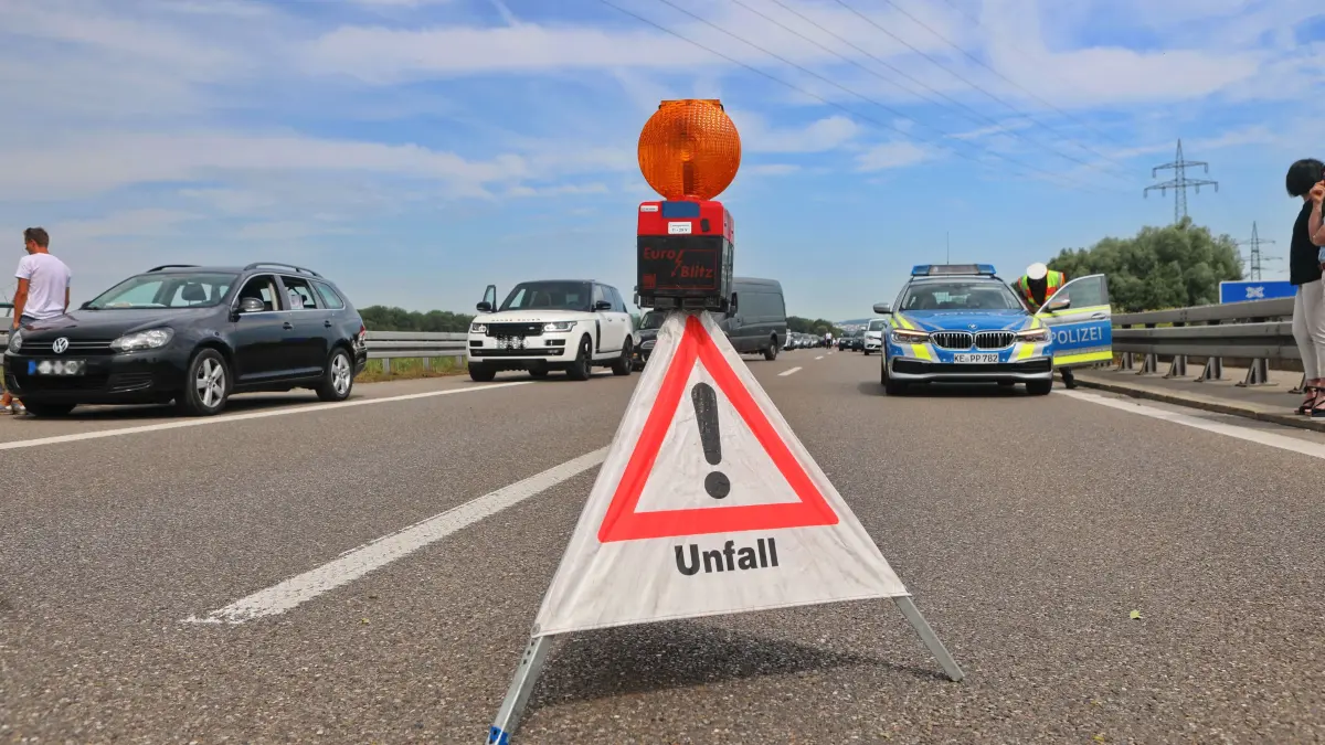 Unfall auf der B28 in Richtung Neu-Ulm: Ein Motorradfahrer ist am Samstagvormittag zwischen Ludwigsfeld und Senden auf Höhe des Gurrenhofsees verunglückt.