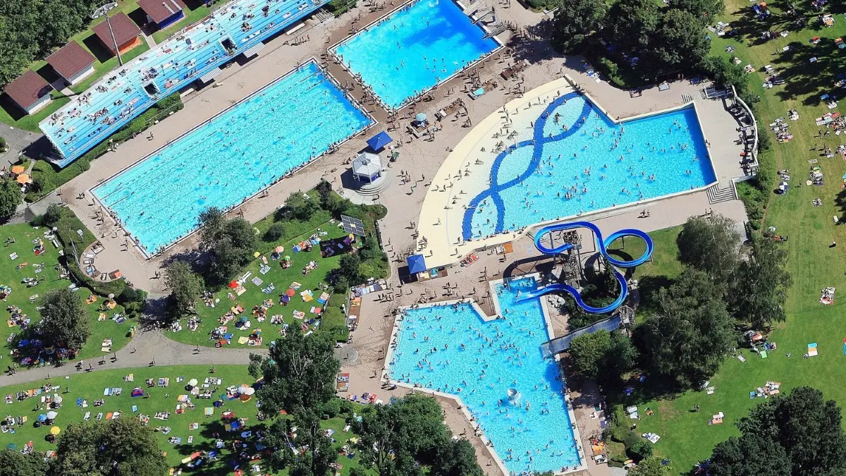 Das Reutlinger Wellenfreibad Markwasen hat seit dem 1. Mai geöffnet. Die Badezeiten sind Montag, Mittwoch und Freitag von 6.30 bis 20 Uhr sowie Dienstag, Donnerstag, Samstag, Sonn- und Feiertage von 7.30 bis 20 Uhr. Kinder und Jugendliche von 6 bis 17 Jahren kommen für 2,30 Euro ins Bad, Erwachsene und Jugendliche ab 18 Jahre zahlen 4 Euro.
Markwasen,
