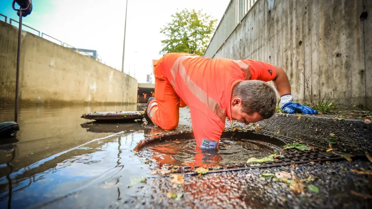 Mitarbeiter der EBU sorgen dafür, dass verstopfte Kanäle schnell wieder frei werden - und das Wasser ablaufen kann.
Hochwasser in Ulm