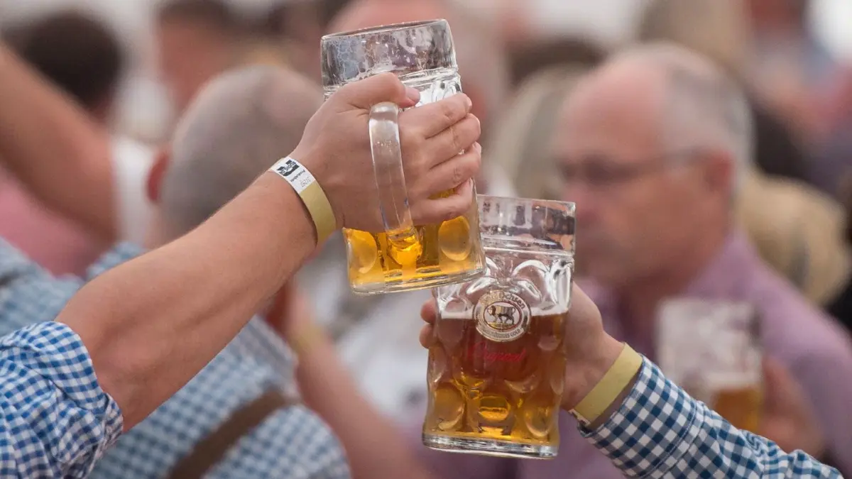 Noch bis Mittwoch wird auf dem Oktoberfest in der Ulmer Friedrichsau gefeiert. Mit zünftiger Musik, Dirndl-Wahl und Bierkrugstemmen.
Festplatz Friedrichsau Oktoberfest in Ulm am 29.09.2018