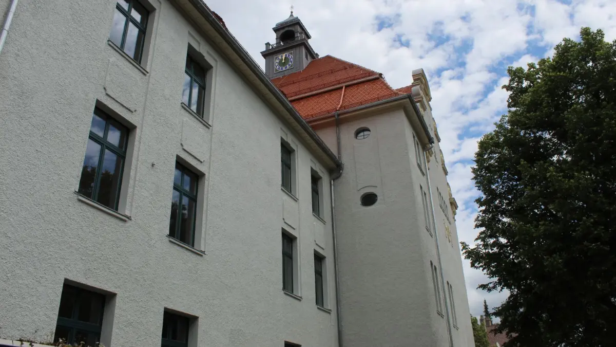 Am 1907 erbauten Gymnasium Hechingen wurden das Dach, die Fenster und die Außenfassade erneuert. Die Sanierungsarbeiten wurden am Freitag mit einem Festakt offiziell abgeschlossen. Man sieht dem denkmalgeschützten Gebäude eigentlich fast keine Veränderungen an. „Das ist ein gutes Zeichen, so soll es sein“, sagen die Architekten.