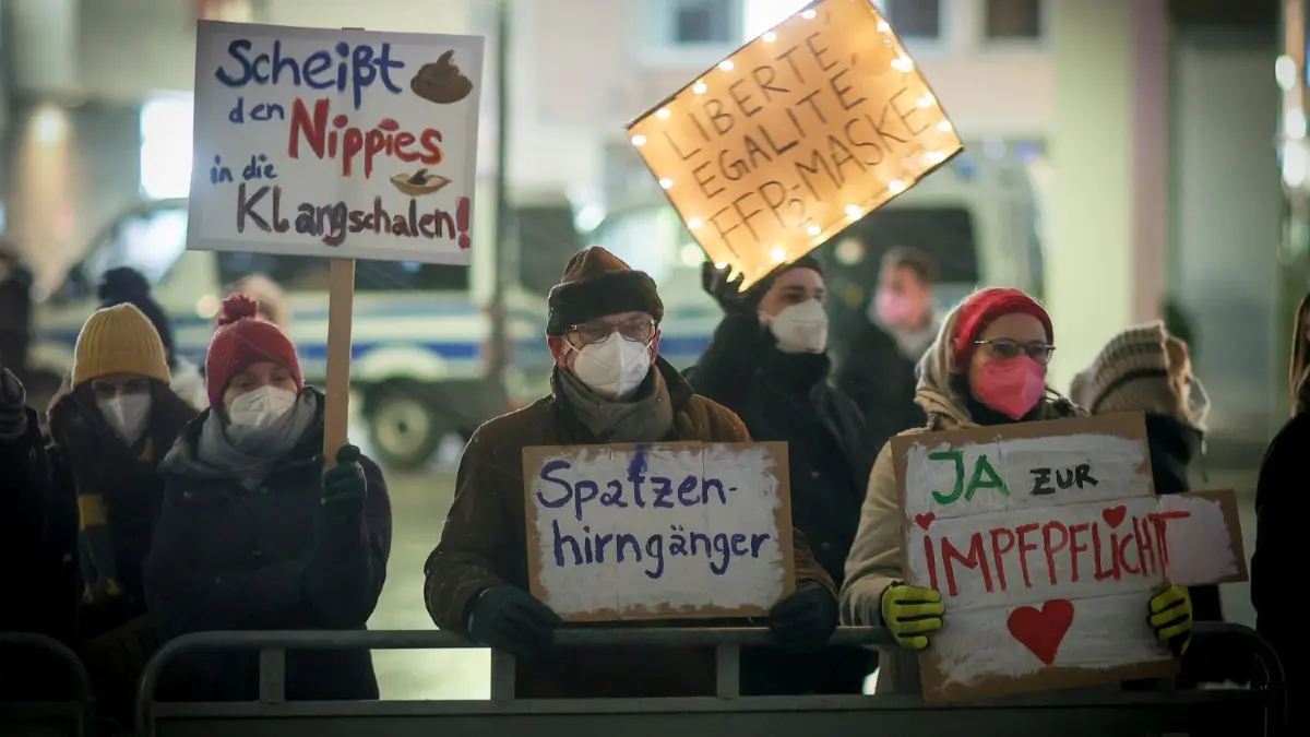 In Ulm haben am Freitagabend (21. Januar 2022) mehrere Tausend Menschen gegen die Corona-Maßnahmen demonstriert. Ein Protestzug zog von Ulm nach Neu-Ulm und zurück. Auf dem Münsterplatz gab es eine Gegendemo. Die Polizei hielt beide Gruppen durch Absperrungen voneinander fern. Es blieb friedlich.
Gegendemo