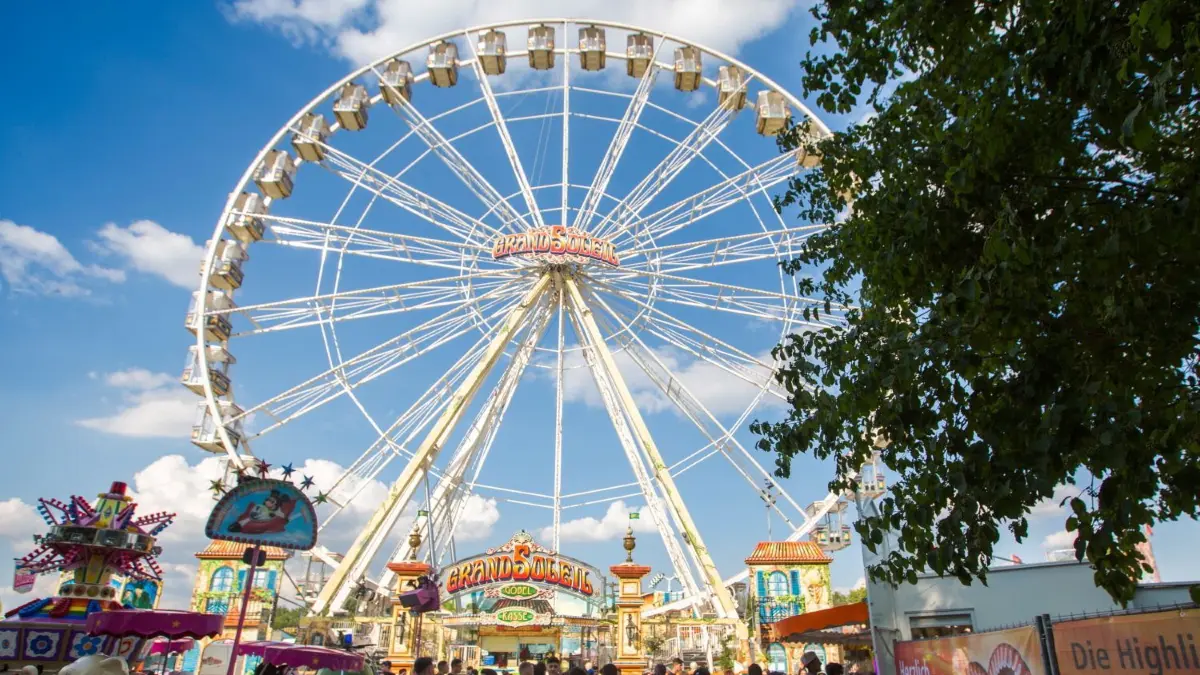 Am Freitagabend ist das Volksfest in der Ulmer Friedrichsau offiziell eröffnet worden. Das Spektakel dauert elf Tage.
Volksfest 2018