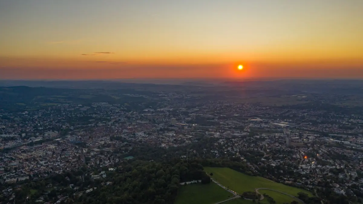 Um 1015 erbaut: die Burg Achalm. Unser Fotograf hat den Ausblick von Reutlingens Hausberg aus auf die Stadt genossen und die Ruine geknipst.