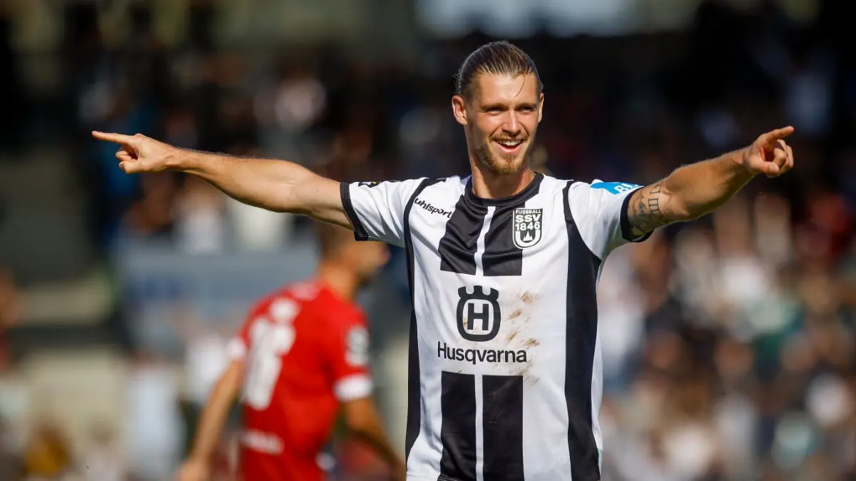 Der nächste Doppelpack: Dennis Chessa schießt den SSV Ulm 1846 Fußball zum 2:1-Heimsieg gegen RW Essen.
So lief das Heimspiel SSV Ulm weiss gegen RW Essen rot