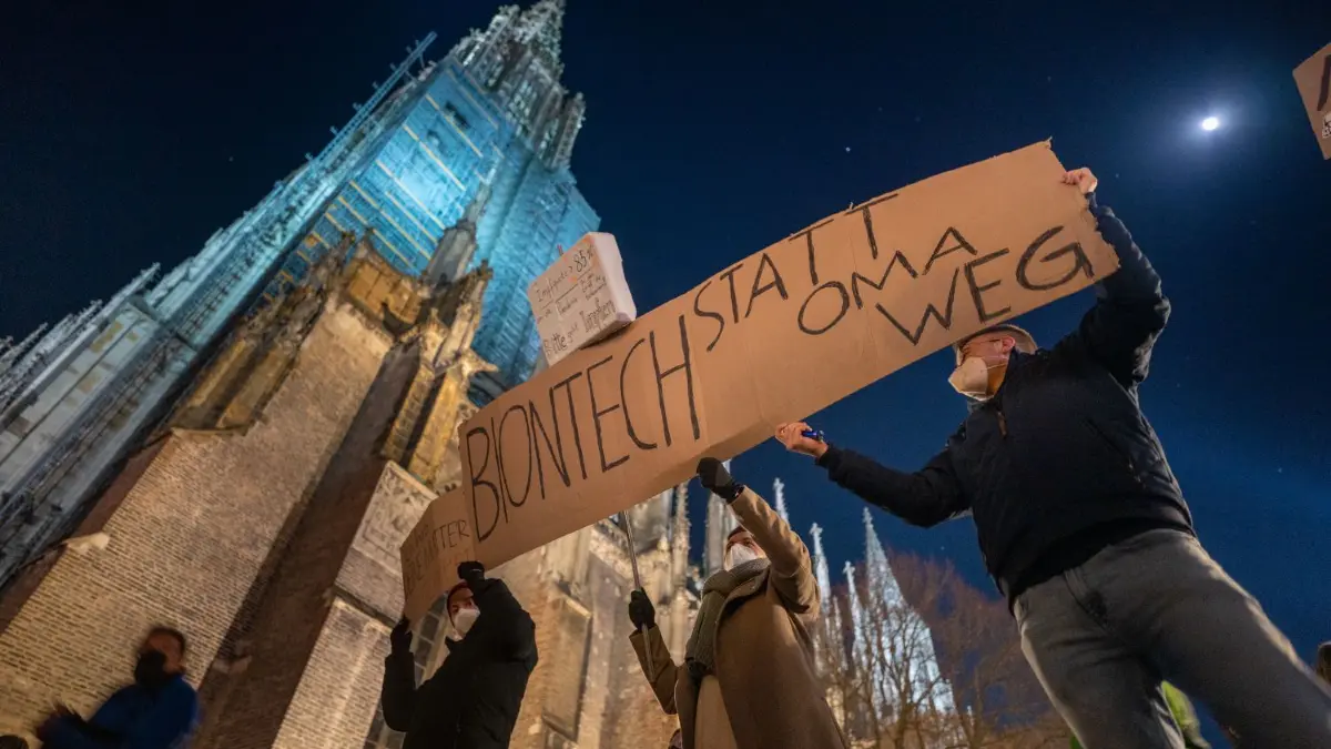 Spaziergänger und Gegendemo in Ulm: Die Polizei war mit einem Großaufgebot vor Ort.
Ulm, Münsterplatz: Gegendemo zu Corona- Spaziergänger
