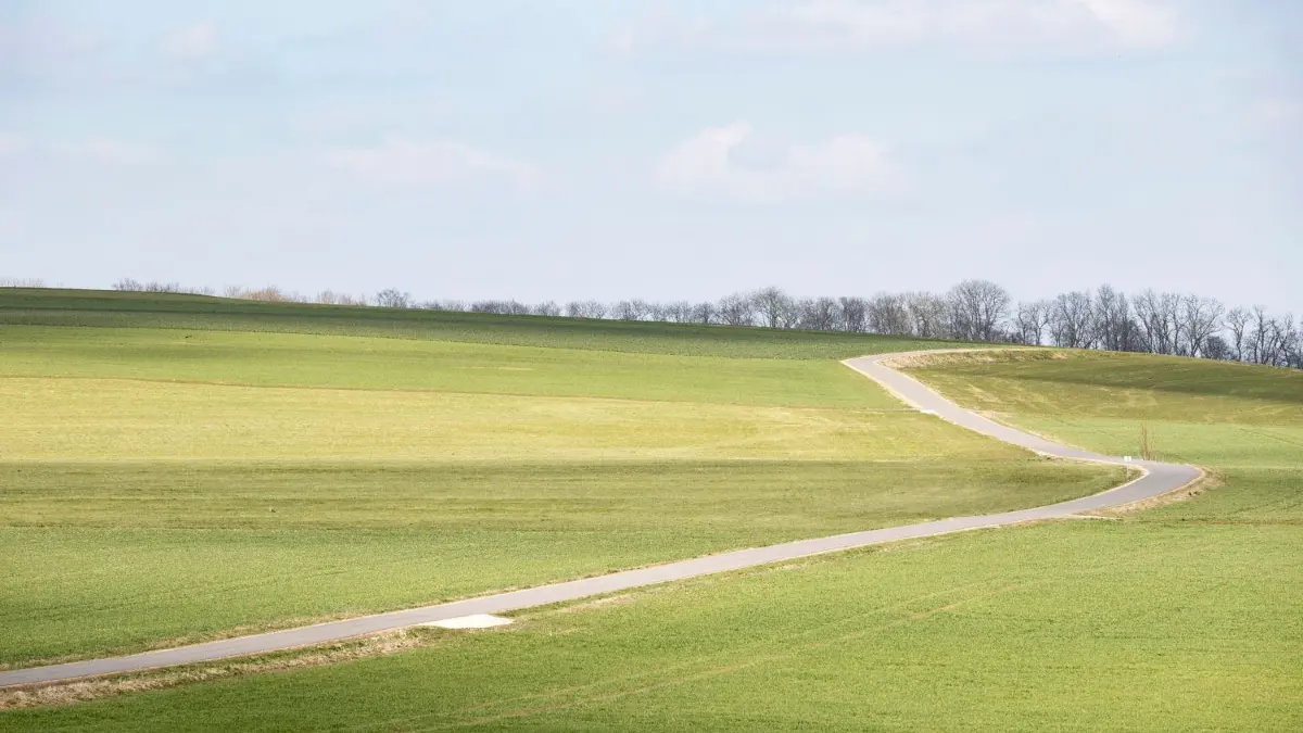 Am Samstag und Sonntag lockte das Frühlingswetter die Menschen an die frische Luft, auch zu den Ausflugszielen in der Region. Doch in Zeiten des Coronavirus gelten besondere Regeln, um die Ausbreitung von Covid-19 einzudämmen. Die Polizei kontrollierte auch im Raum Geislingen und Göppingen, ob diese eingehalten werden.
Geislingen, Corona-Epidemie Maßnahmen zur Verhinderung der Ausbreitung des Corona-Virus. Auch bei schönem Wetter müssen die neuen Regeln im öffentlichen Raum eingehalten werden. Daher sollte der Mindestabstand von 1,5 Metern eingehalten werden. Der Aufenthalt im öffentlichen Raum ist nur allein oder mit einer weiteren im Haushalt lebenden Person erlaubt, Also maximal zu zweit. Ausgenommen sind Familien oder Menschen, die zusammenleben. Die Polizei hat für das Wochenende an touristischen Ausflugszielen intensive Kontrollen angekündigt. Im Bild: Auf der Kuchalb bei Donzdorf.