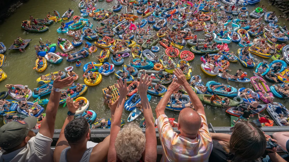 Endlich wieder Schwörmontag, endlich wieder Nabada! Beim Wasserumzug auf der Donau feierten tausende begeisterte Menschen aus Ulm, Neu-Ulm und Umgebung fröhlich und ausgelassen den Ulmer Stadtfeiertag.
2022 Nabada Donau Ulm