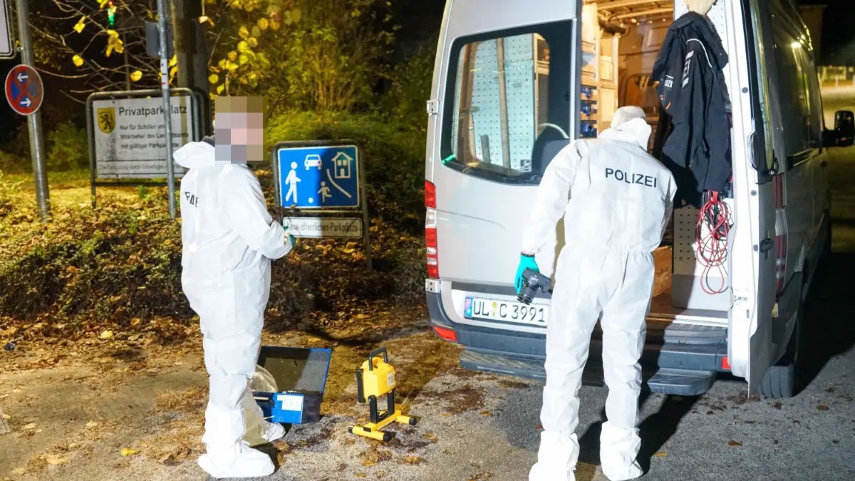 Nach einer blutigen Auseinandersetzung am Donnerstag in Göppingen nahm die Polizei einen Verdächtigen vorläufig fest.
Nach einer blutigen Auseinandersetzung am Donnerstag in Goeppingen nahm die Polizei einen Verdaechtigen vorlaeufig fest.<br />
<br />
Gegen 20.45 Uhr hoerten Bewohner eines Gebaeudes in der Jahnstrasse Hilferufe und sahen Blutspuren im Flur. In einer Wohnung trafen sie auf einen schwerstverletzten Mann, der zahlreiche Schnitt- und Stichverletzungen aufwies. Der Rettungsdienst brachte den Mann in ein Krankenhaus. Ermittlungen der Polizei fuehrten zu einem 39-jaehrigen Verdaechtigen aus Goeppingen. Knapp drei Stunden nach der Tat nahm ihn die Polizei mit Unterstuetzung von Polizeihundefuehrern in seiner Wohnung vorlaeufig fest. Ueber die Hintergruende der Tat liegen derzeit noch keine Erkenntnisse vor.<br />
<br />
Moeglicherweise gibt es Zeugen oder Zeuginnen, die im Bereich Jahnstrasse, Bergstrasse, Pappelallee Verdaechtiges bemerkt haben. Diese werden gebeten, sich unter der Telefon-Nr. 07161/632360 zu melden.<br />
<br />
Die Ermittlungen der Kriminalpolizei laufen auf Hochtouren. Der Verdaechtige soll heute im Laufe des Tages dem Haftrichter vorgefuehrt werden. Es wird gebeten, von weiteren Fragen abzusehen. Ueber die richterliche Entscheidung wird nachberichtet.
