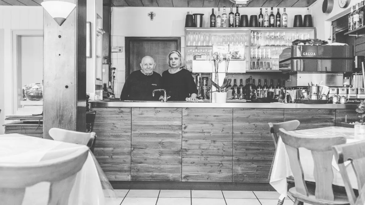 Farblose Corona-Tristesse: Der oberschwäbische Fotograf Andreas Reiner hat Ulmer Gastronomen in ihren leeren Gasträumen fotografiert.