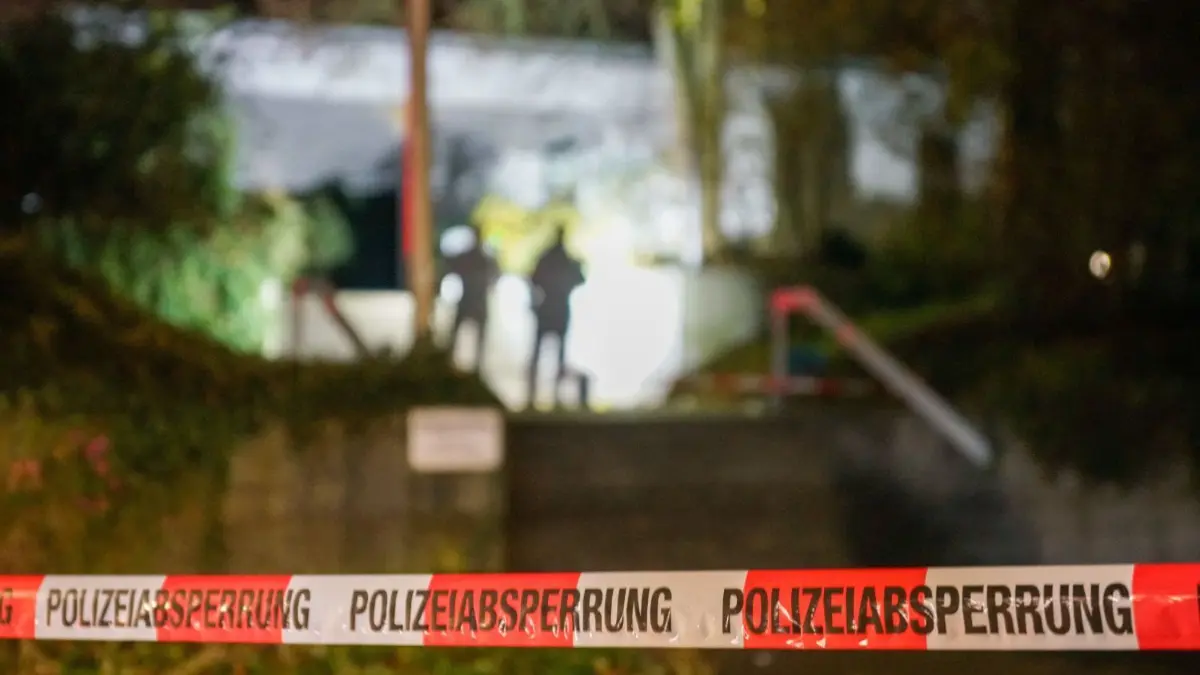Nach einer blutigen Auseinandersetzung am Donnerstag in Göppingen nahm die Polizei einen Verdächtigen vorläufig fest.
Nach einer blutigen Auseinandersetzung am Donnerstag in Goeppingen nahm die Polizei einen Verdaechtigen vorlaeufig fest.<br />
<br />
Gegen 20.45 Uhr hoerten Bewohner eines Gebaeudes in der Jahnstrasse Hilferufe und sahen Blutspuren im Flur. In einer Wohnung trafen sie auf einen schwerstverletzten Mann, der zahlreiche Schnitt- und Stichverletzungen aufwies. Der Rettungsdienst brachte den Mann in ein Krankenhaus. Ermittlungen der Polizei fuehrten zu einem 39-jaehrigen Verdaechtigen aus Goeppingen. Knapp drei Stunden nach der Tat nahm ihn die Polizei mit Unterstuetzung von Polizeihundefuehrern in seiner Wohnung vorlaeufig fest. Ueber die Hintergruende der Tat liegen derzeit noch keine Erkenntnisse vor.<br />
<br />
Moeglicherweise gibt es Zeugen oder Zeuginnen, die im Bereich Jahnstrasse, Bergstrasse, Pappelallee Verdaechtiges bemerkt haben. Diese werden gebeten, sich unter der Telefon-Nr. 07161/632360 zu melden.<br />
<br />
Die Ermittlungen der Kriminalpolizei laufen auf Hochtouren. Der Verdaechtige soll heute im Laufe des Tages dem Haftrichter vorgefuehrt werden. Es wird gebeten, von weiteren Fragen abzusehen. Ueber die richterliche Entscheidung wird nachberichtet.