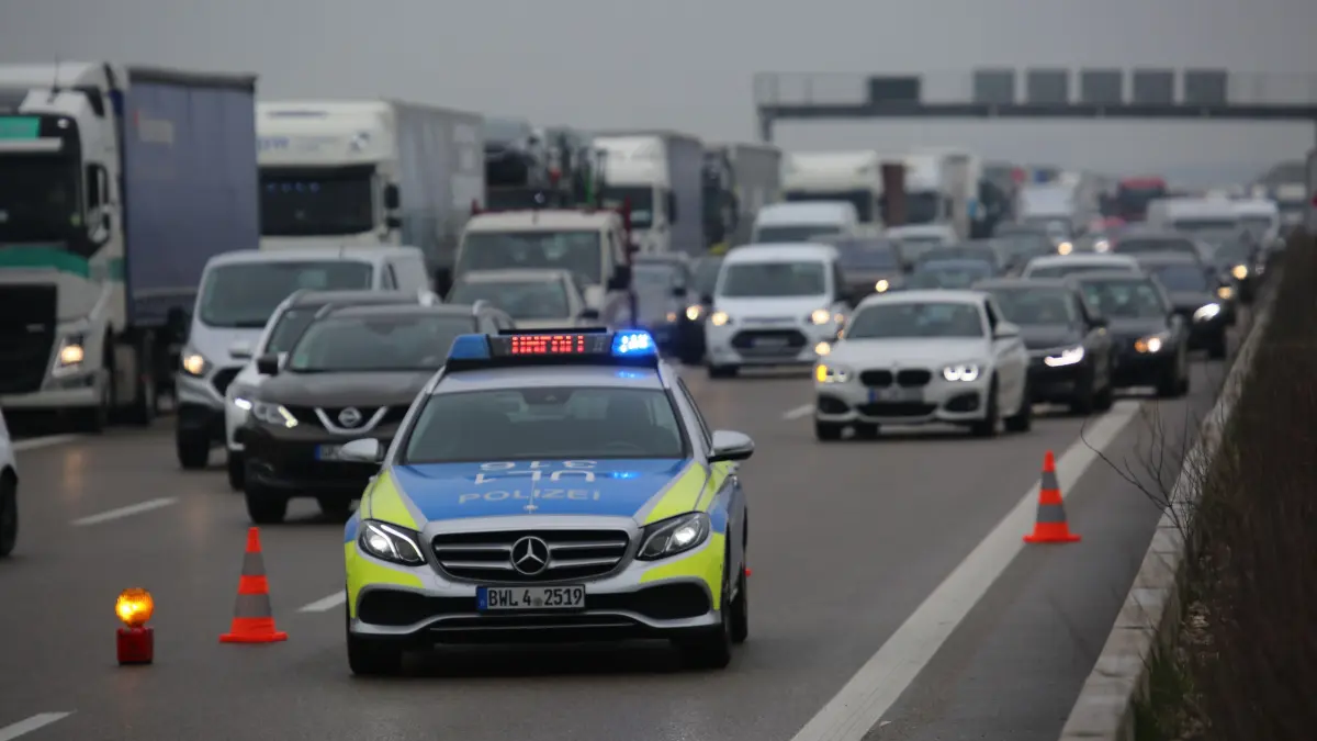 Auf der Autobahn 8 (A8) hat sich am Mittwochnachmittag ein Unfall ereignet. Die Fahrbahn Richtung München ist aktuell gesperrt.