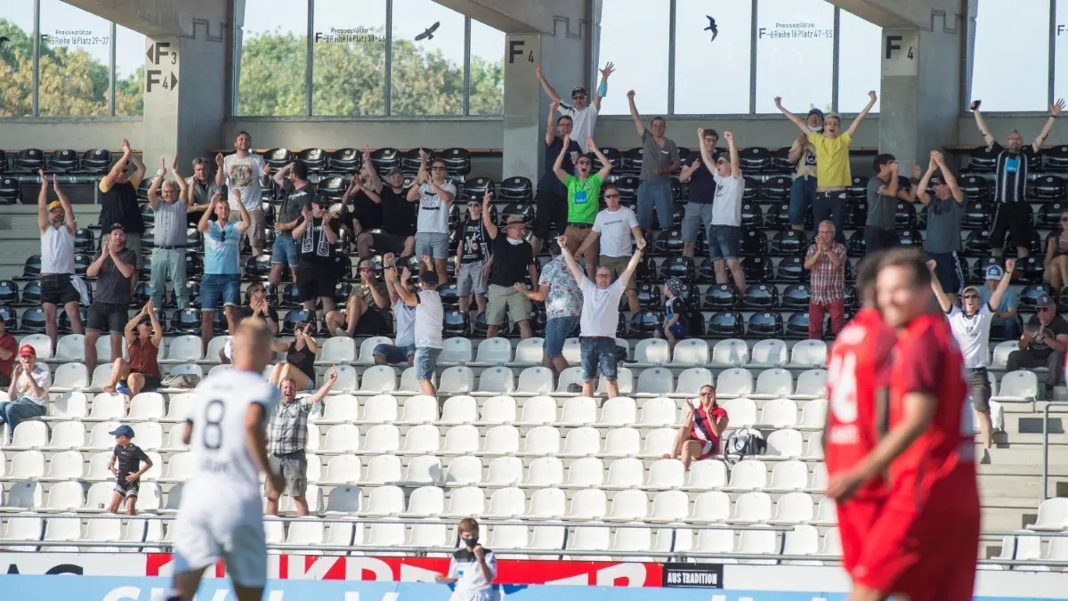 Jubel auf den Rängen: Erstmals nach der Corona-Zwangspause war auch die Gegentribüne im Donaustadion wieder besetzt. Ein Glück: Die rund 300 Zuschauer im Stadion sahen eine torreiche Partie.
Halbfinale im WFV-Pokal für Titelverteidiger SSV Ulm gegen Sonnenhof Großaspach
Tor durch Johannes Reichert