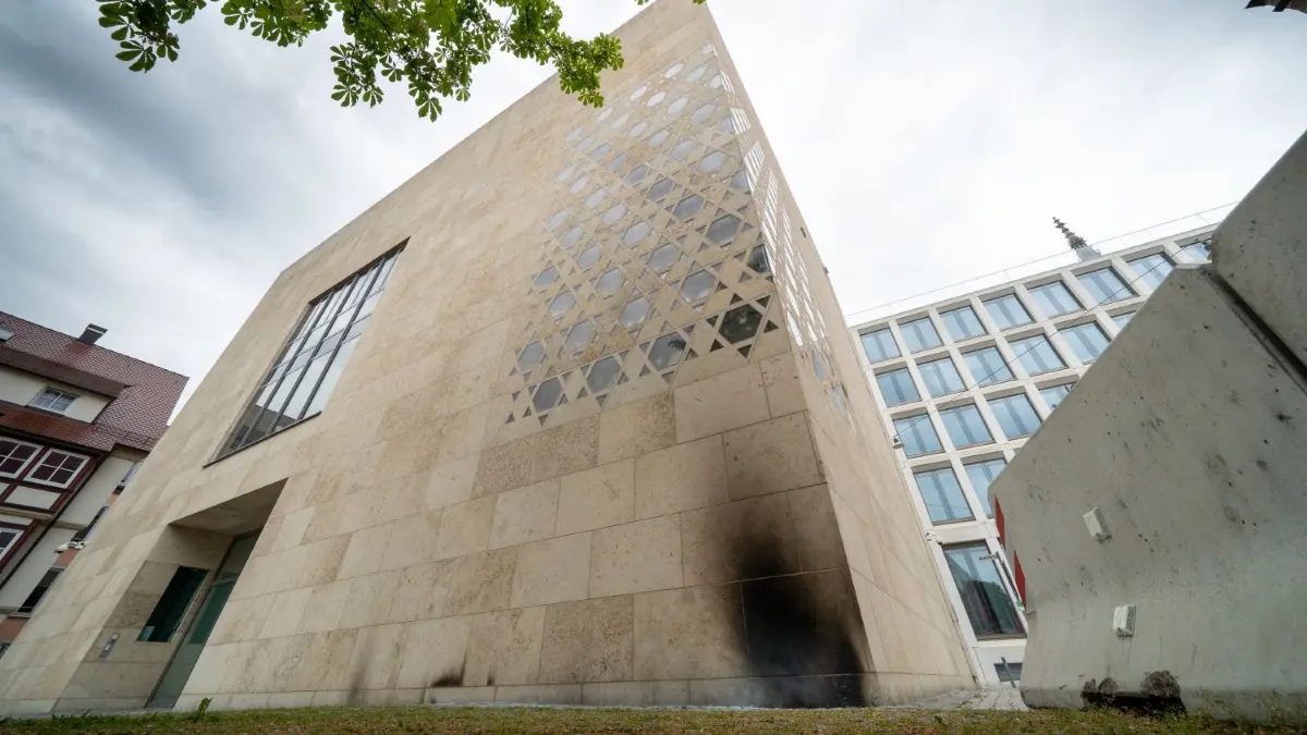 Fotos vom Tatort an der Ulmer Synagoge.
Anschlag auf die Ulmer Synagoge Polizeieinsatz