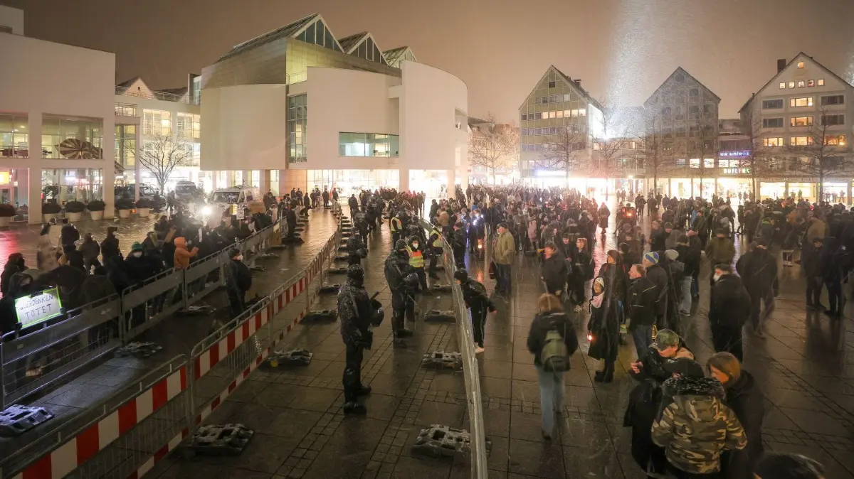In Ulm haben am Freitagabend (21. Januar 2022) mehrere Tausend Menschen gegen die Corona-Maßnahmen demonstriert. Ein Protestzug zog von Ulm nach Neu-Ulm und zurück. Auf dem Münsterplatz gab es eine Gegendemo. Die Polizei hielt beide Gruppen durch Absperrungen voneinander fern. Es blieb friedlich.
Spaziergänger - Impfgegner