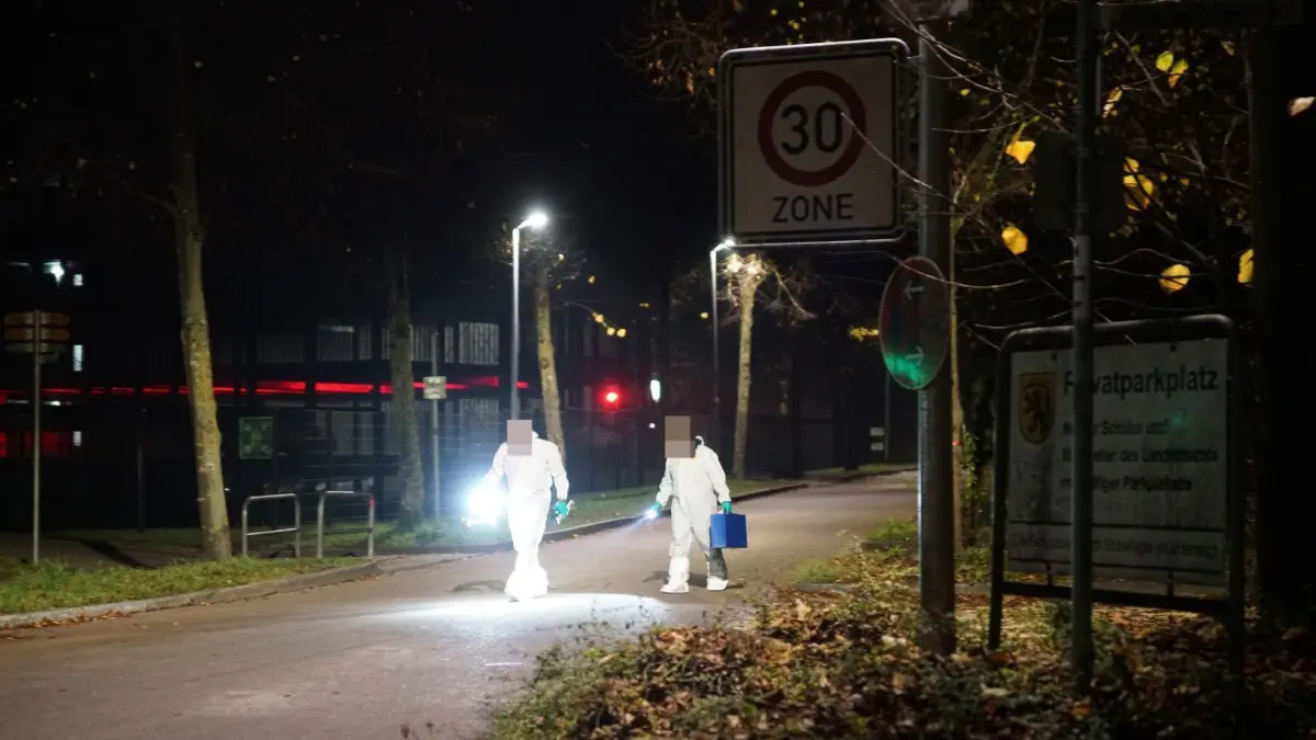 Nach einer blutigen Auseinandersetzung am Donnerstag in Göppingen nahm die Polizei einen Verdächtigen vorläufig fest.
Nach einer blutigen Auseinandersetzung am Donnerstag in Goeppingen nahm die Polizei einen Verdaechtigen vorlaeufig fest.<br />
<br />
Gegen 20.45 Uhr hoerten Bewohner eines Gebaeudes in der Jahnstrasse Hilferufe und sahen Blutspuren im Flur. In einer Wohnung trafen sie auf einen schwerstverletzten Mann, der zahlreiche Schnitt- und Stichverletzungen aufwies. Der Rettungsdienst brachte den Mann in ein Krankenhaus. Ermittlungen der Polizei fuehrten zu einem 39-jaehrigen Verdaechtigen aus Goeppingen. Knapp drei Stunden nach der Tat nahm ihn die Polizei mit Unterstuetzung von Polizeihundefuehrern in seiner Wohnung vorlaeufig fest. Ueber die Hintergruende der Tat liegen derzeit noch keine Erkenntnisse vor.<br />
<br />
Moeglicherweise gibt es Zeugen oder Zeuginnen, die im Bereich Jahnstrasse, Bergstrasse, Pappelallee Verdaechtiges bemerkt haben. Diese werden gebeten, sich unter der Telefon-Nr. 07161/632360 zu melden.<br />
<br />
Die Ermittlungen der Kriminalpolizei laufen auf Hochtouren. Der Verdaechtige soll heute im Laufe des Tages dem Haftrichter vorgefuehrt werden. Es wird gebeten, von weiteren Fragen abzusehen. Ueber die richterliche Entscheidung wird nachberichtet.