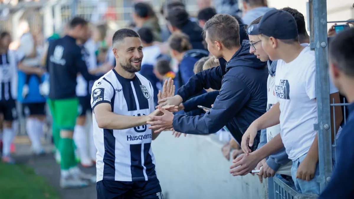Abklatschen bei den Fans: Andreas Ludwig nimmt sich nach dem Spiel die Zeit für die kleinen und großen Anhänger des SSV Ulm 1846 Fußball.
So lief das Heimspiel SSV Ulm weiss gegen RW Essen rot