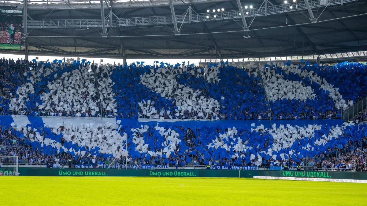 Hannover 96 — FC Schalke 04: 07.04.2024, Niedersachsen, Hannover: Fußball: 2. Bundesliga, Hannover 96 - FC Schalke 04, 28. Spieltag, Heinz von Heiden-Arena: Die Schalker Fans zeigen vor dem Spiel eine Choreografie. Foto: David Inderlied/dpa - WICHTIGER HINWEIS: Gemäß den Vorgaben der DFL Deutsche Fußball Liga bzw. des DFB Deutscher Fußball-Bund ist es untersagt, in dem Stadion und/oder vom Spiel angefertigte Fotoaufnahmen in Form von Sequenzbildern und/oder videoähnlichen Fotostrecken zu verwerten bzw. verwerten zu lassen. +++ dpa-Bildfunk +++