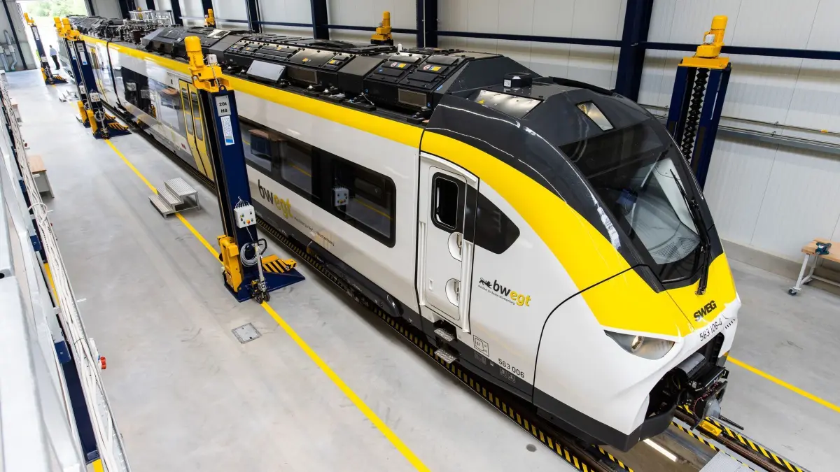 SWEG–Bahnbetriebswerkstatt für batterie–elektrische Züge: ARCHIV - 19.06.2023, Baden-Württemberg, Offenburg: Ein batterieelektrisch betriebener Zug steht in einem neuen Depot der SWEG (Südwestdeutsche Landesverkehrs-GmbH) in Offenburg. Die Werkstatt ist für batterie-elektrische Züge bestimmt, die künftig auch in der Ortenau eingesetzt werden. Nach mehreren Testläufen werden die Züge des Typs Mireo Plus B von Siemens erstmals in Baden-Württemberg zum Einsatz kommen, wie das Verkehrsministerium mitteilte. (zu dpa: «Deutschland-Premiere: Siemens-Batteriezüge in Baden unterwegs») Foto: Philipp von Ditfurth/dpa +++ dpa-Bildfunk +++