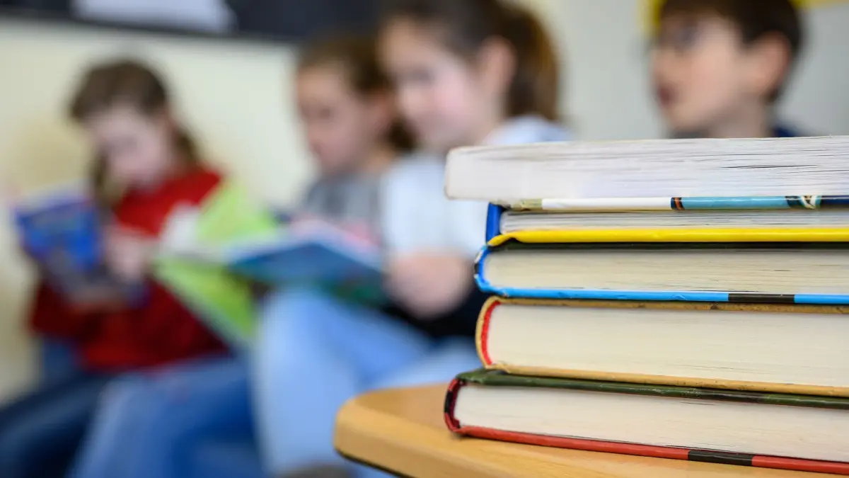Lesekompetenz von Grundschülern: ARCHIV - 10.12.2019, Baden-Württemberg, Stuttgart: Kinder lesen in einer Grundschule. Jeder vierte Viertklässler in Deutschland kann der Iglu-Studie zufolge nicht richtig lesen. (zu dpa: «Studie: Viele Grundschüler erfahren Ausgrenzung und Gewalt») Foto: Sebastian Gollnow/dpa +++ dpa-Bildfunk +++