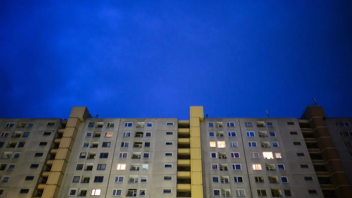 Bevölkerungsprognose bis 2040: ILLUSTRATION - 09.04.2024, Niedersachsen, Laatzen: Licht brennt in einzelnen Wohnung eines mehrstöckigen Mehrfamilienhauses in der Region Hannover. Die Bertelsmann Stiftung stellt eine Studie zur Bevölkerungsprognose bis 2040 vor. Mit dem Datenportal «Wegweiser Kommune» zeigen die Forscher, in welchen Städten und Regionen die Bevölkerung wachsen oder schrumpfen wird. Foto: Julian Stratenschulte/dpa +++ dpa-Bildfunk +++