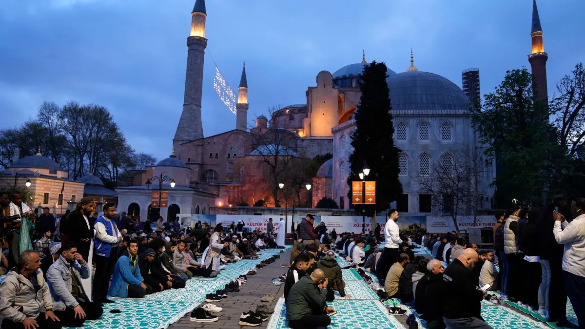Ramadan — Eid al–Fitr — Türkei: 10.04.2024, Türkei, Istanbul: Muslime nehmen vor der berühmten Haghia-Sophia-Moschee im historischen Sultan-Ahmed-Viertel von Istanbul am Gebet des ersten Tages des Eid al-Fitr teil. Foto: Khalil Hamra/AP/dpa +++ dpa-Bildfunk +++