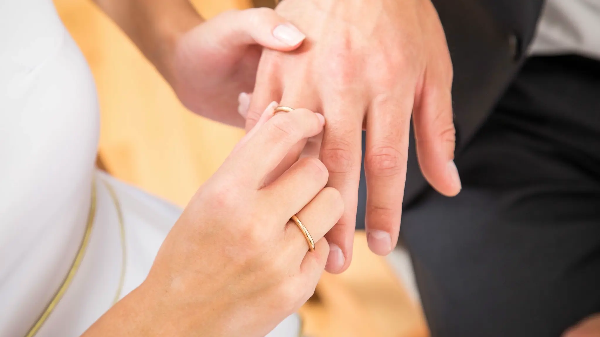 Ehegattensplitting: Wer spart, wie funktioniert's?: ILLUSTRATION - Ehepartner können sich bei der Steuer gemeinsam veranlagen lassen - und so Geld sparen. (zu dpa: «Ehegattensplitting: Wer spart, wie funktioniert's?») Foto: Christin Klose/dpa-tmn/dpa - Honorarfrei nur für Bezieher des dpa-Themendienstes +++ dpa-Themendienst +++