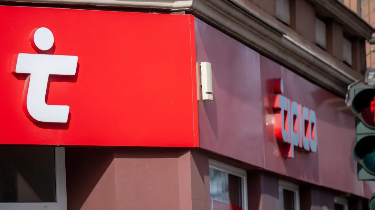 Tipico–Filiale: PRODUKTION - 26.02.2024, Berlin: Das Logo von Tipico, einem Anbieter von Sportwetten, ist über dem Eingang zu einer Filiale des Wettbüros angebracht. (zu dpa: «Sportwetten-Anbieter Tipico trotz BGH-Einschätzung zuversichtlich») Foto: Monika Skolimowska/dpa +++ dpa-Bildfunk +++