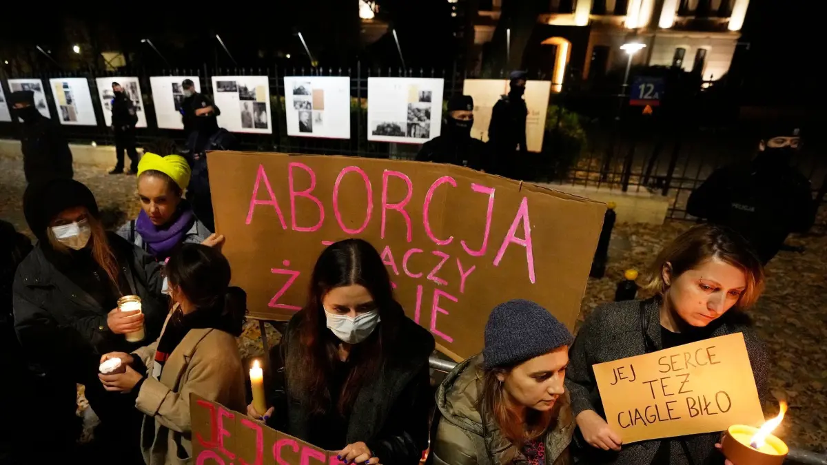 Proteste gegen Abtreibungregeln in Polen: ARCHIV - 01.11.2021, Polen, Warschau: Polen halten ein Schild, das die Legalisierung der Abtreibung fordert, und Kerzen zum Gedenken an eine Frau, die in der 22. Schwangerschaftswoche gestorben ist, in Warschau.
Das Parlament hat sich nun für eine Liberalisierung des strengen Abtreibungsrechts ausgesprochen. (zu dpa: «Polens Parlament spricht sich für liberaleres Abtreibungsrecht aus») Foto: Czarek Sokolowski/AP/dpa +++ dpa-Bildfunk +++