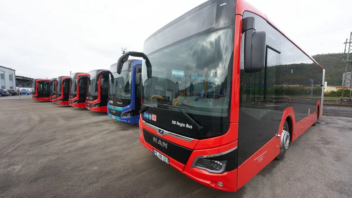 Busfahrer streiken: ARCHIV - 06.05.2021, Rheinland-Pfalz, Lahnstein: Linienbusse stehen auf dem Betriebshof von DB-Regio. In Rheinland-Pfalz startet an diesem Montag mit Beginn der Frühschicht ein weiterer mehrtägiger Streik im privaten Busgewerbe. (zu dpa: «Weiterer Busfahrerstreik beginnt - Tarifkonflikt verhärtet») Foto: Thomas Frey/dpa +++ dpa-Bildfunk +++