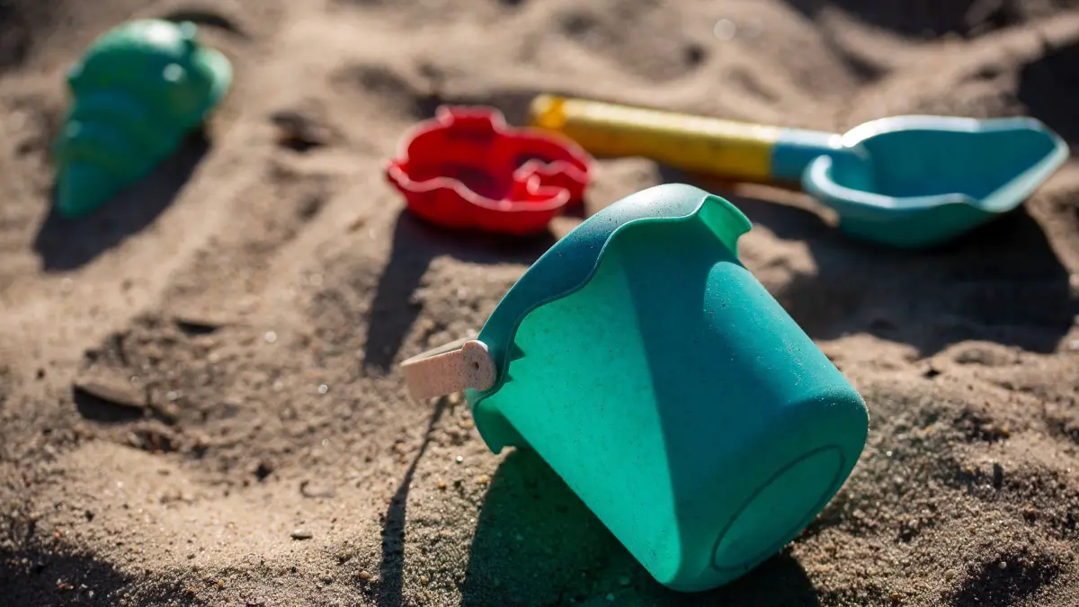 Spielplatz: SYMBOLBILD - 09.05.2023, Berlin: Sandspielzeug liegt auf einem Spielplatz in einem Sandkasten. (zu dpa: «In Hessen gibt es sieben «Kinderfreundliche Kommunen»») Foto: Fernando Gutierrez-Juarez/dpa +++ dpa-Bildfunk +++