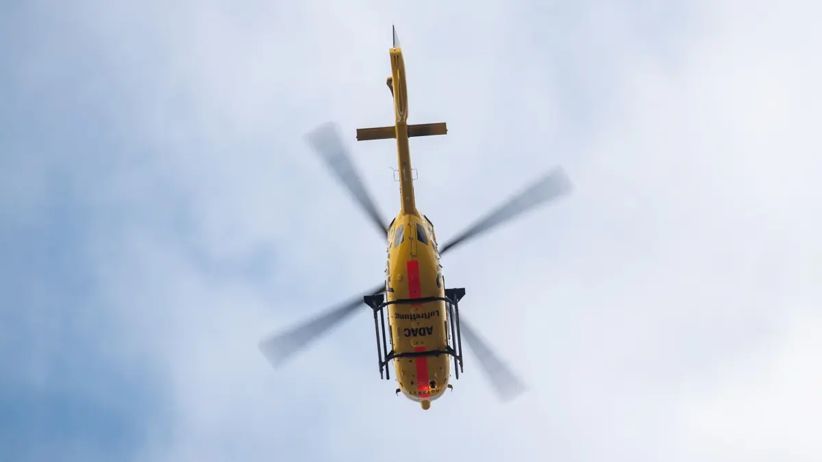 ADAC Luftrettung: ARCHIV - 17.01.2019, Baden-Württemberg, Stuttgart: Ein Hubschrauber des ADAC fliegt. (zu dpa: «Biker stürzt und wird schwer verletzt») Foto: Sebastian Gollnow/dpa +++ dpa-Bildfunk +++