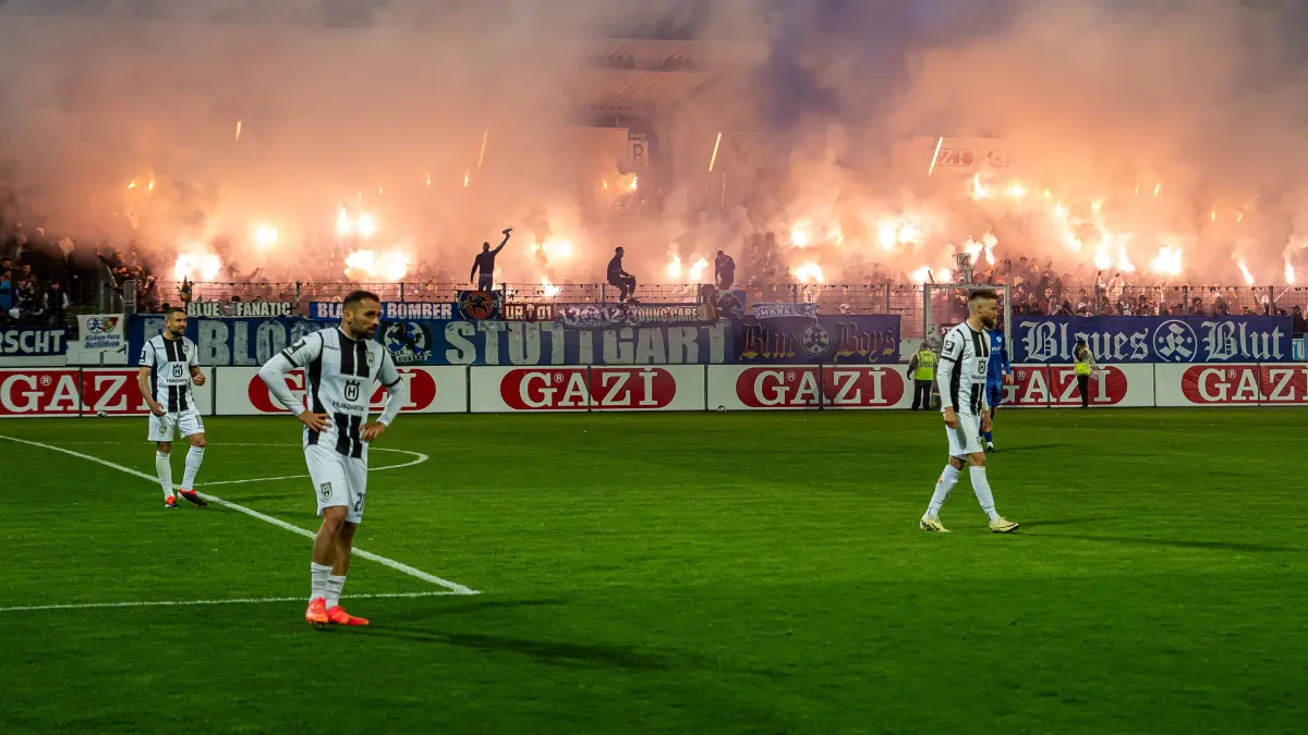 Stuttgarter Kickers vs. SSV Ulm 1846, wfv–Pokal, Viertelfinale, Fussball, Herren, 16.04.2024: Die Fans der Stuttgarter Kickers zuenden Bengalos, Stuttgarter Kickers vs. SSV Ulm 1846, wfv-Pokal, Viertelfinale, Fussball, Herren, 16.04.2024
Foto: EIBNER/Michael Schmidt