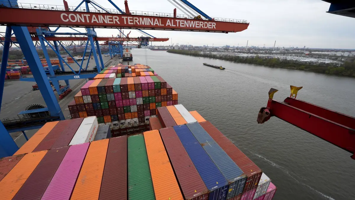 IWF senkt Wachstumsprognose für Deutschland: ARCHIV - 26.03.2024, Hamburg: Container werden auf dem Container Terminal Altenwerder (CTA) im Hamburger Hafen umgeschlagen. Der Internationale Währungsfonds (IWF) hat seine Konjunkturprognose für Deutschland erneut nach unten korrigiert. Foto: Marcus Brandt/dpa +++ dpa-Bildfunk +++