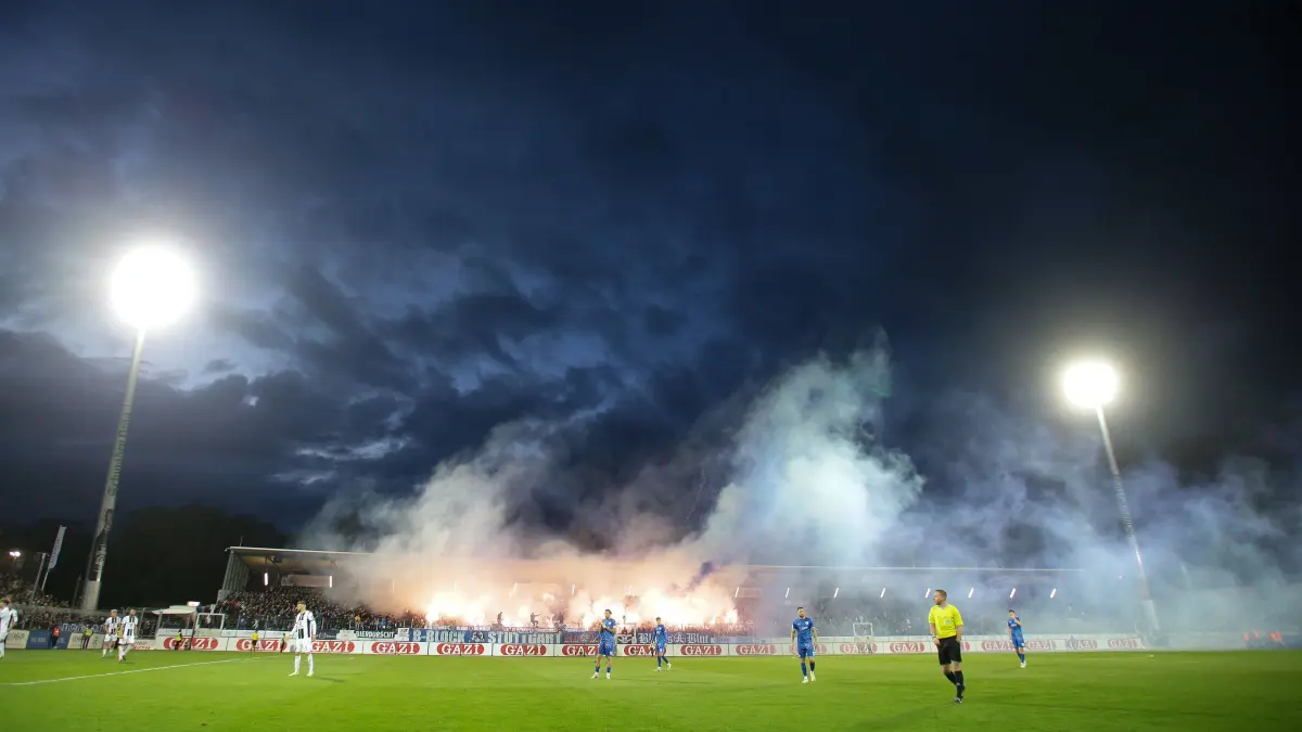 Bau// Stuttgart , Fu?ball DB Regio–wfv–Pokal , Viertelfinale Stuttgarter Kickers vs. SSV Ulm , Stuttgarter Fasn z?nden P: Bau// Stuttgart , Fu?ball DB Regio-wfv-Pokal , Viertelfinale Stuttgarter Kickers vs. SSV Ulm , Stuttgarter Fasn z?nden Pyro *** Bau Stuttgart , Football DB Regio wfv Cup , Quarter-final Stuttgarter Kickers vs SSV Ulm , Stuttgarter Fasn ignite pyro