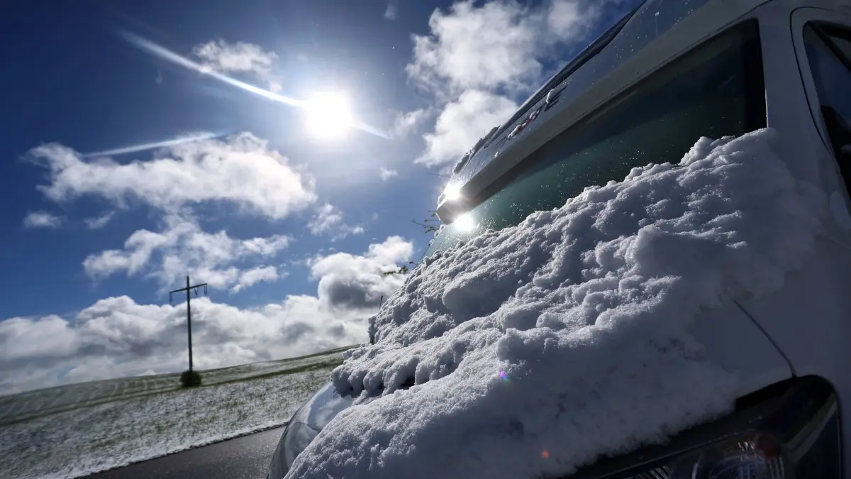 Wetterumschwung in Bayern: 16.04.2024, Bayern, Oy-Mittelberg: Mit Schnee bedeckt ist die Frontscheibe eines Wohnmobils. Foto: Karl-Josef Hildenbrand/dpa +++ dpa-Bildfunk +++