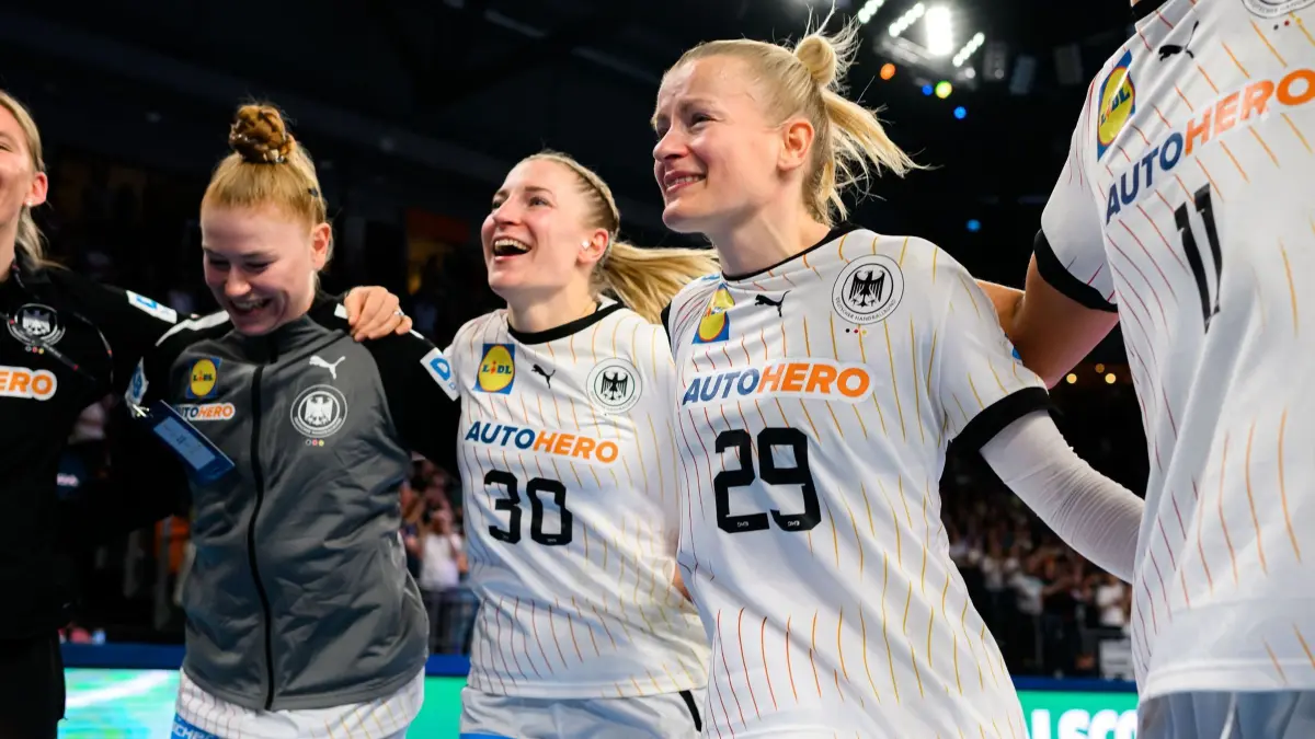 Deutschland — Montenegro: ARCHIV - 13.04.2024, Baden-Württemberg, Neu-Ulm: Handball, Frauen: Olympia-Qualifikation Frauen, Deutschland - Montenegro Qualifikation, Turnier 3, 2. Spieltag Meike Schmelzer (Deutschland), Jenny Behrend (Deutschland), Antje Döll / Doell (Deutschland). DIe EM-Gegner der deutschen Handballerinnen stehen fest. (zu dpa: «Handballerinnen mit einfachen Aufgaben in EM-Vorrunde») Foto: Marco Wolf/dpa +++ dpa-Bildfunk +++